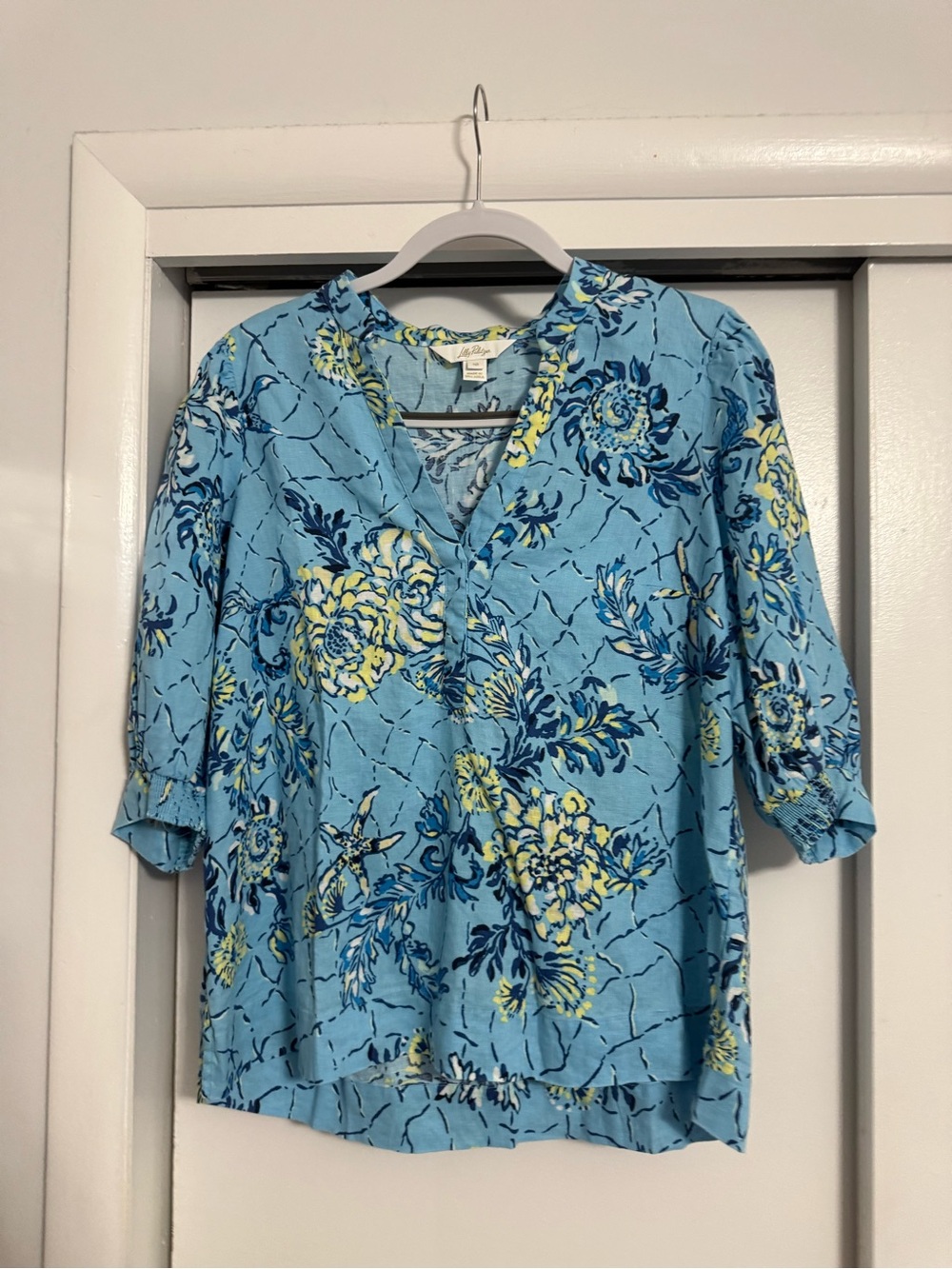 10 Lilly Pulitzer Blue Floral Split-Neck Blouse